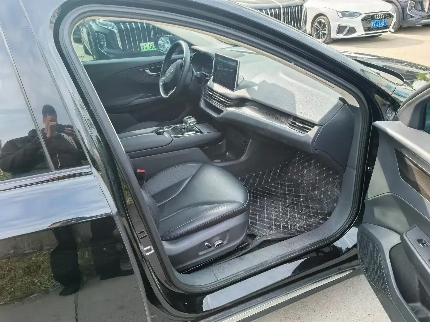 2022 HONGQI E-QM5 thumbnail 4