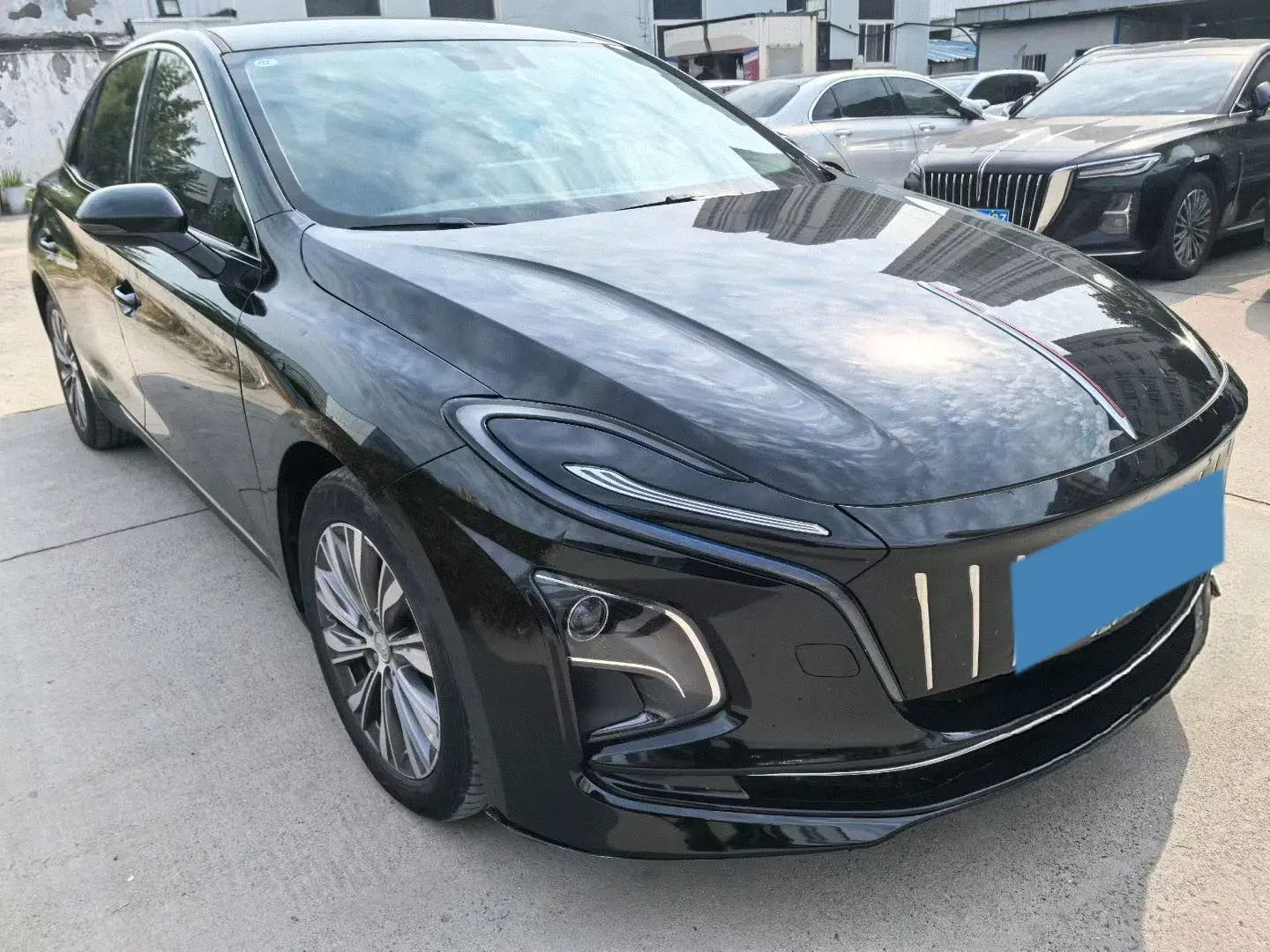 2022 HONGQI E-QM5 thumbnail 3