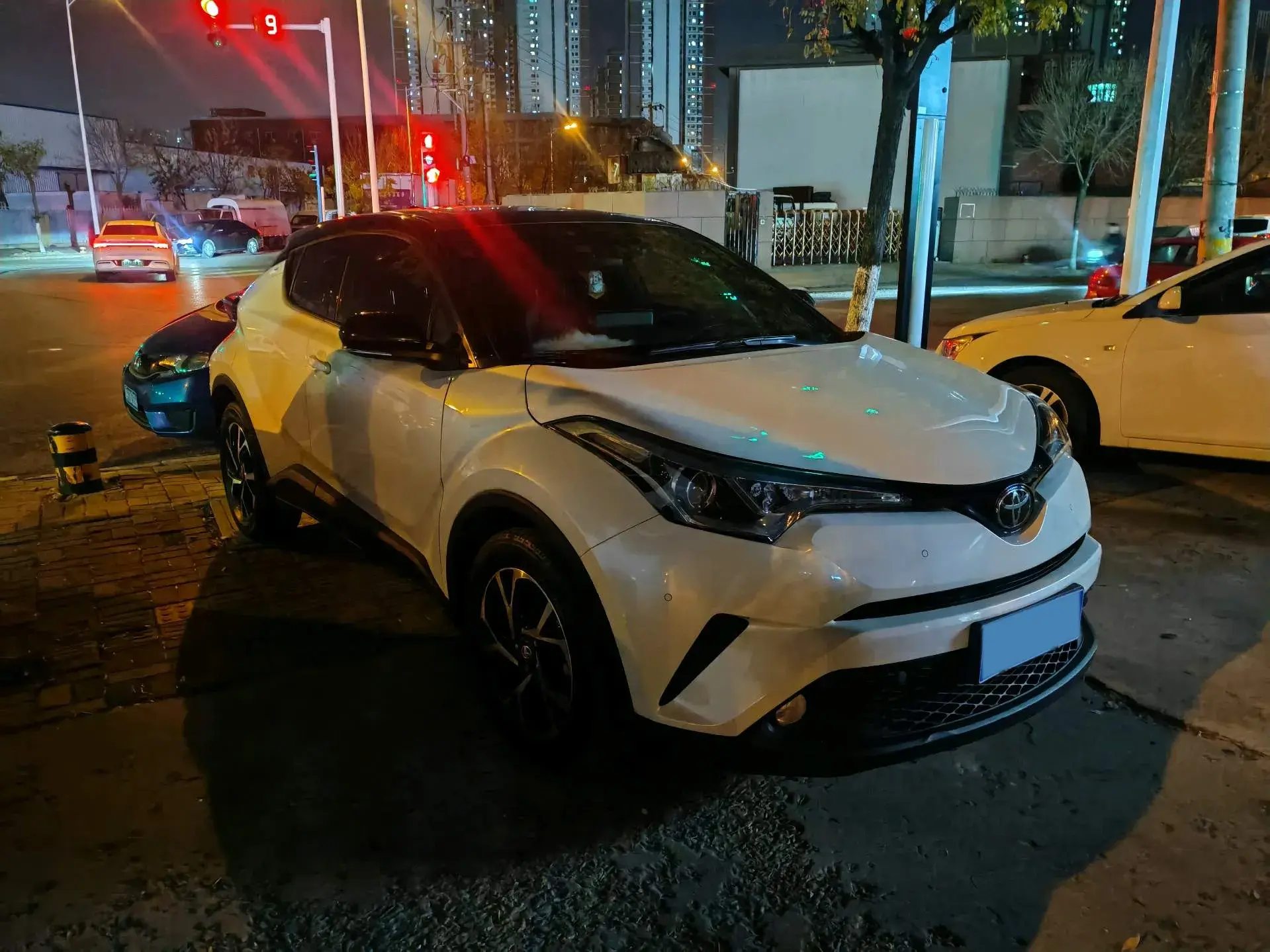 2020 TOYOTA C-HR thumbnail 2