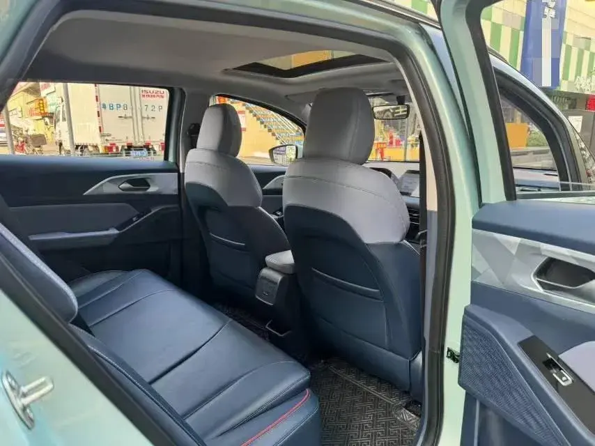 2023 GEOMETRY E thumbnail 4