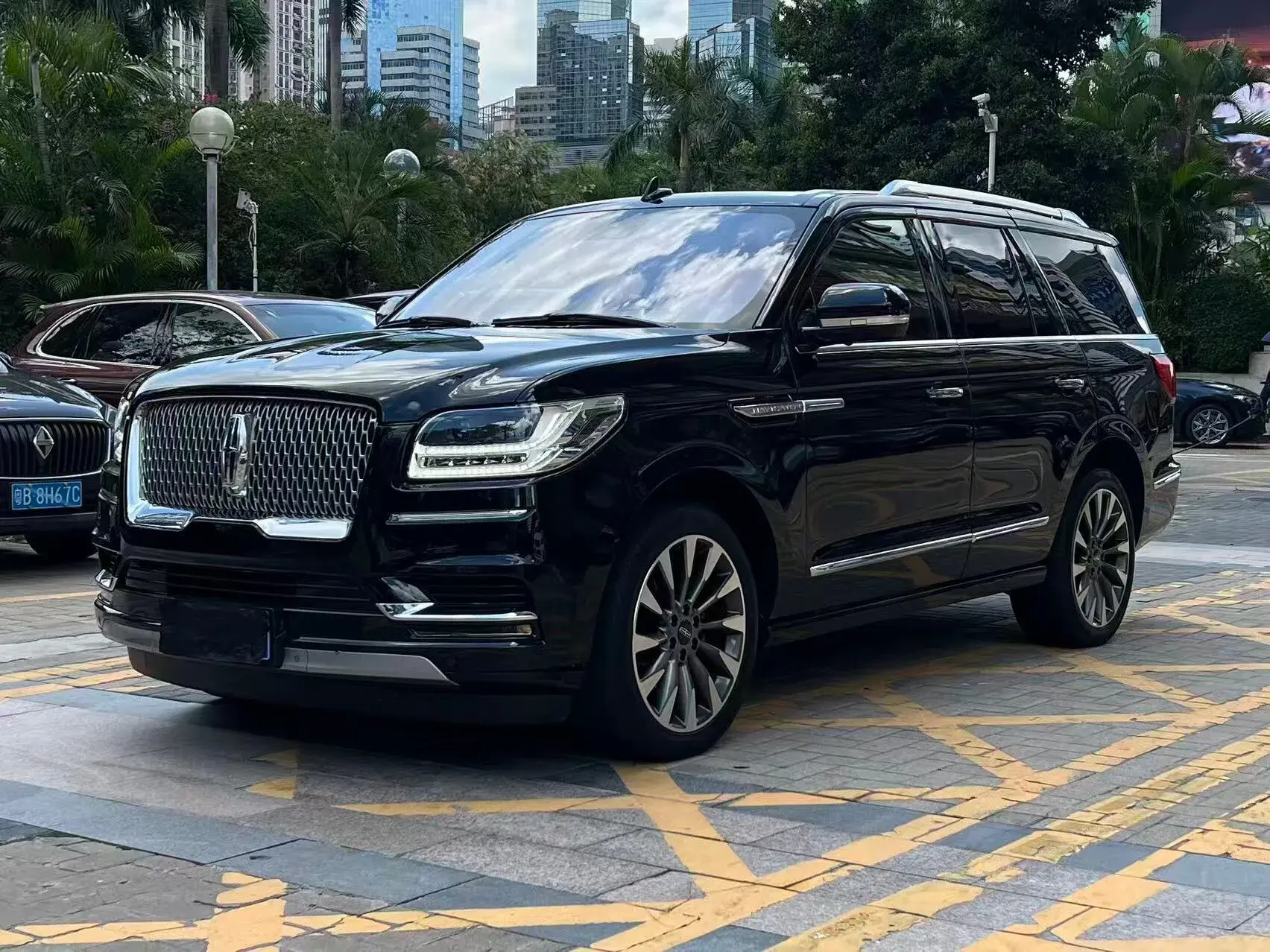 2019 LINCOLN NAVIGATOR view 1