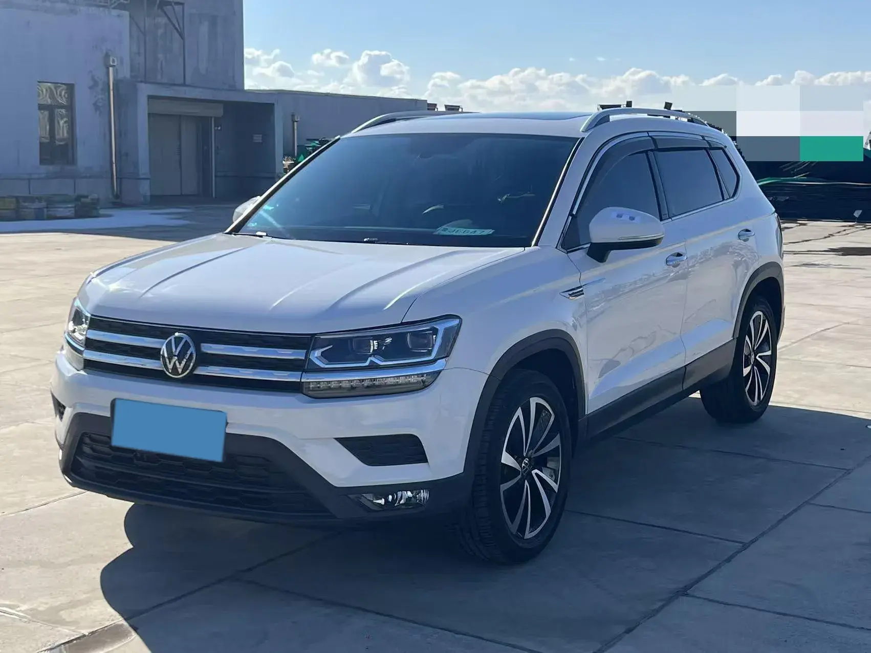 2021 VOLKSWAGEN THARU view 1