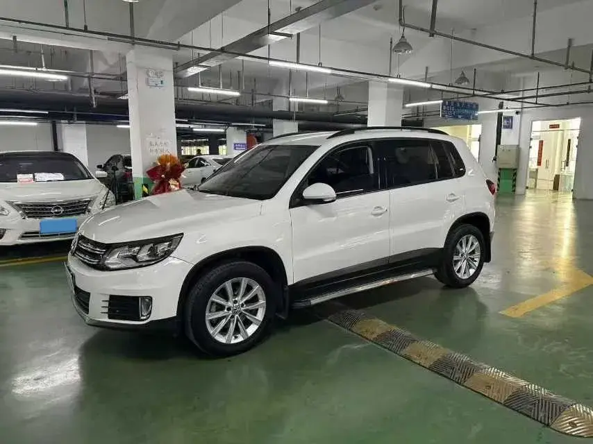 2016 VOLKSWAGEN TIGUAN view 1