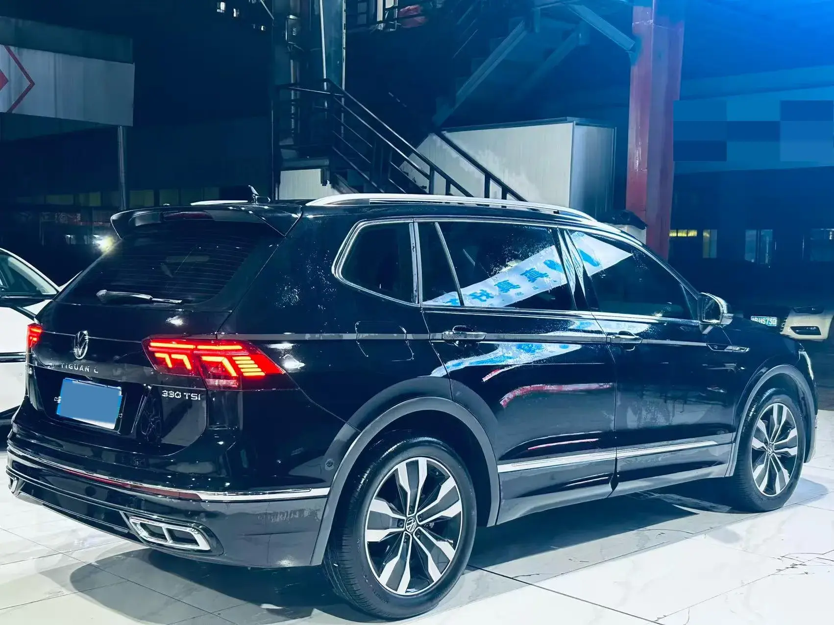 2023 VOLKSWAGEN TIGUAN thumbnail 3