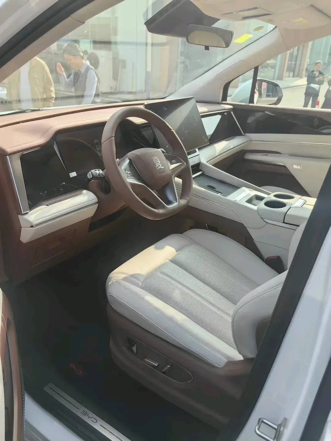 2025 BYD XIA thumbnail 3