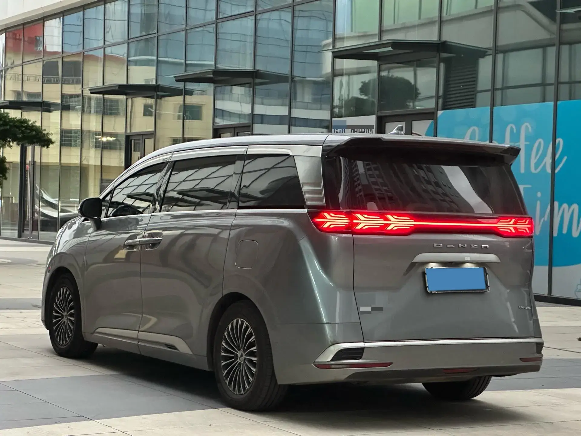 2022 DENZA D9 thumbnail 4