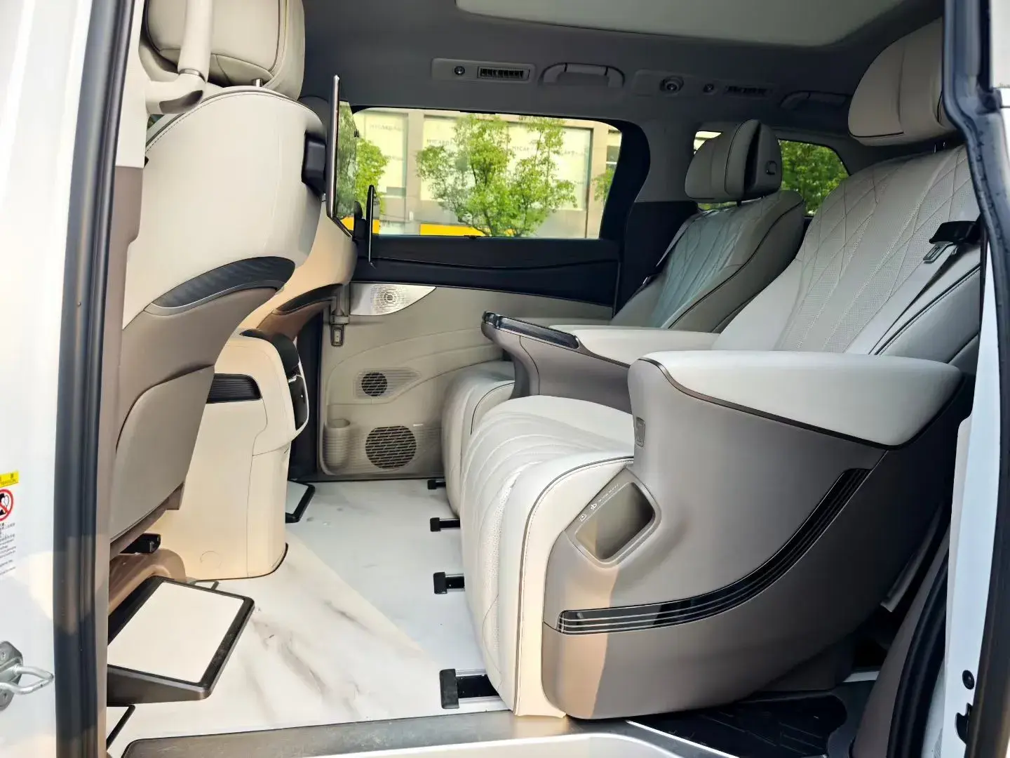 2022 DENZA D9 thumbnail 4