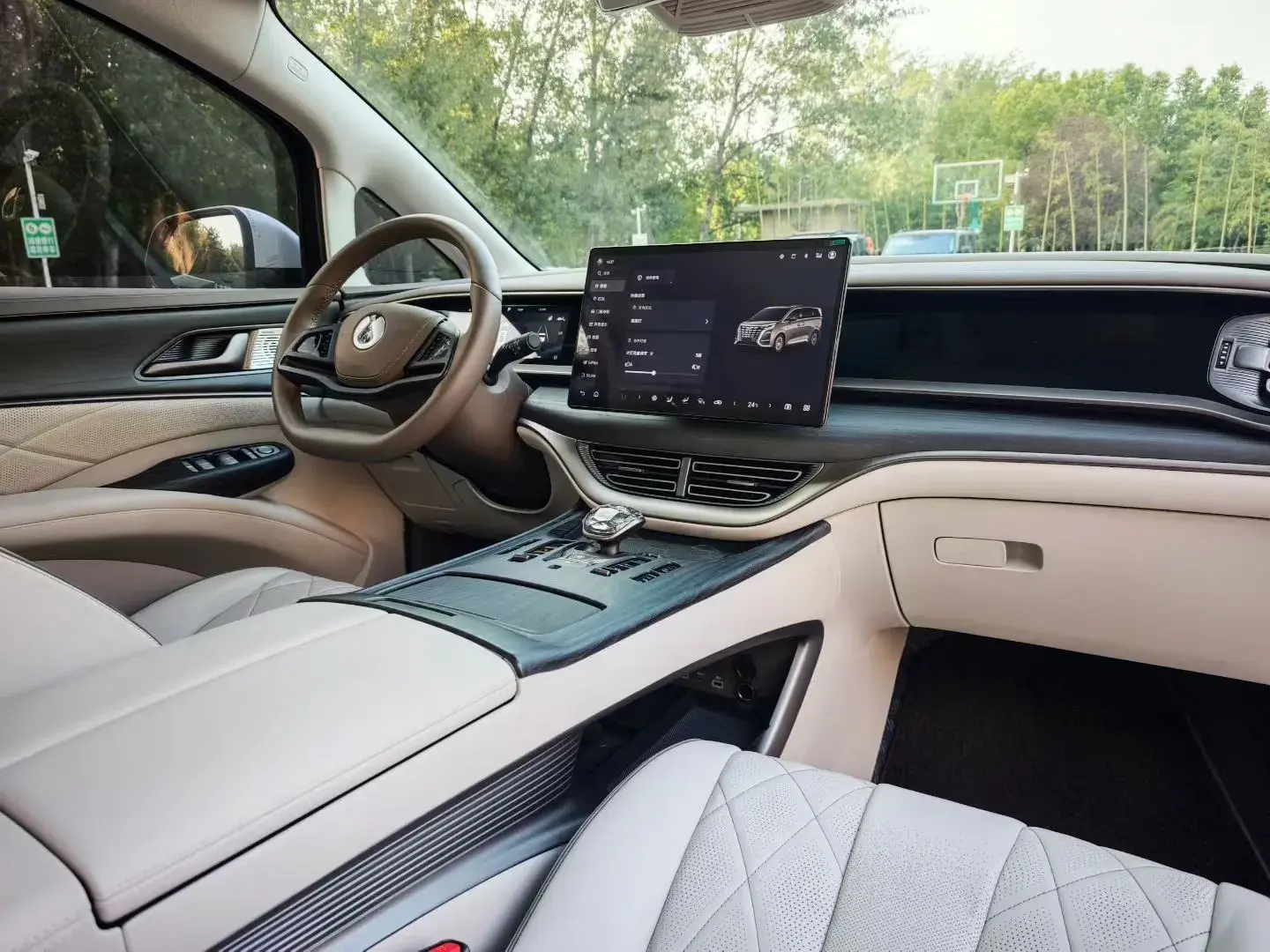 2022 DENZA D9 thumbnail 3