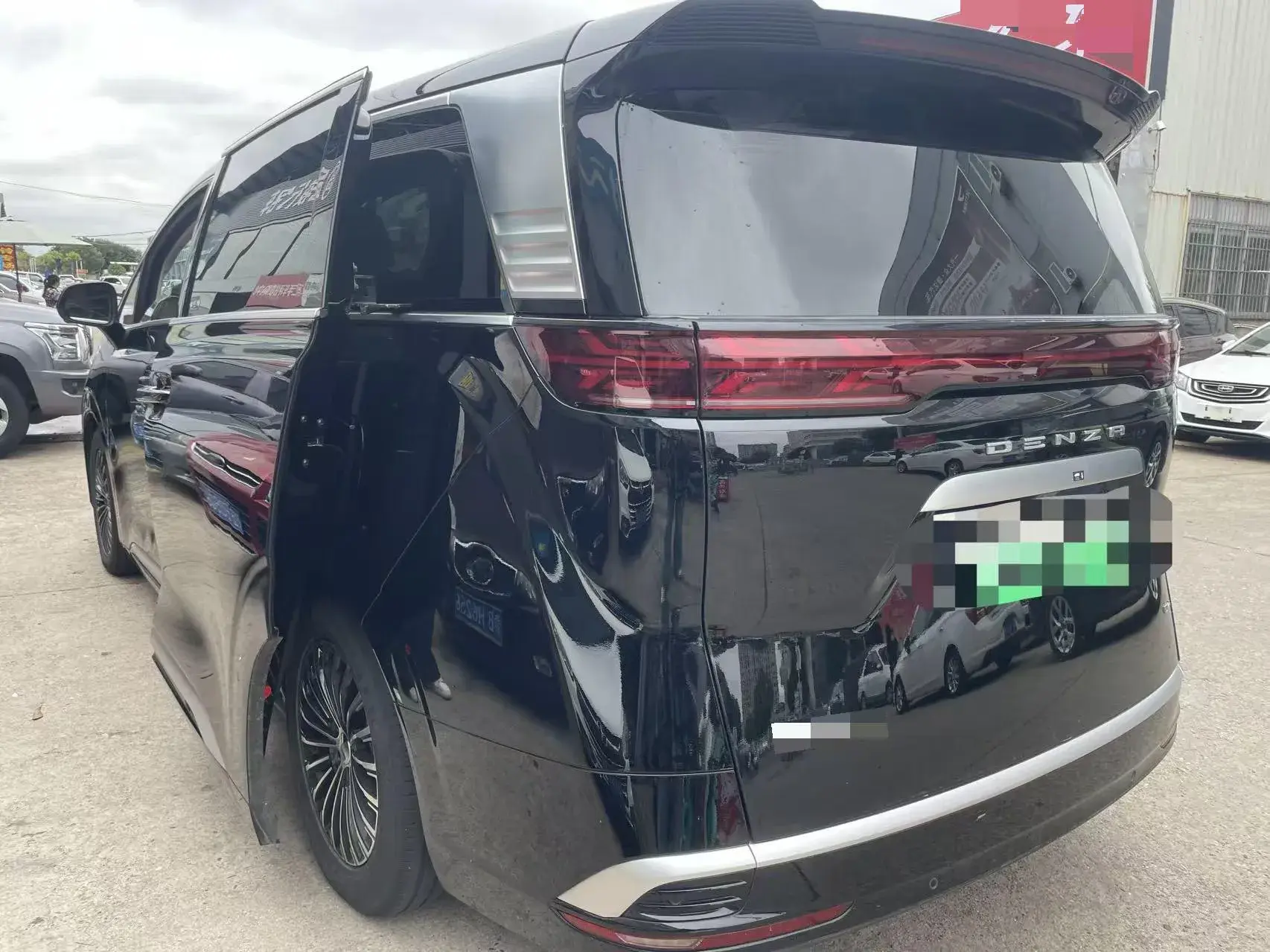 2024 DENZA D9 thumbnail 2