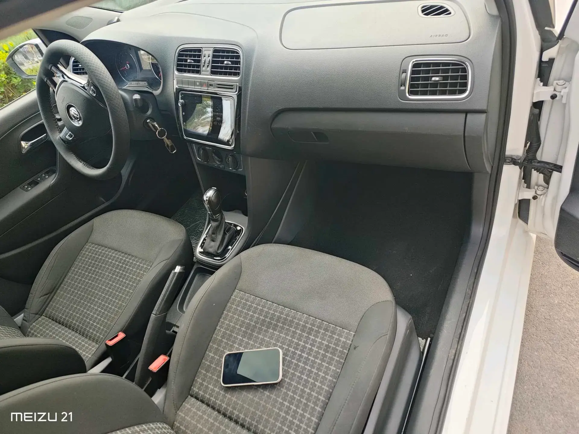 2016 VOLKSWAGEN POLO thumbnail 4