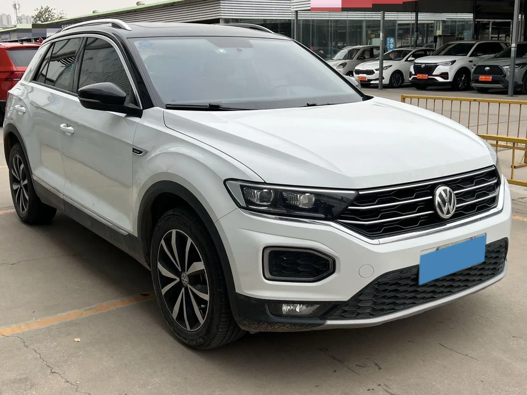 2018 VOLKSWAGEN T-ROC thumbnail 3