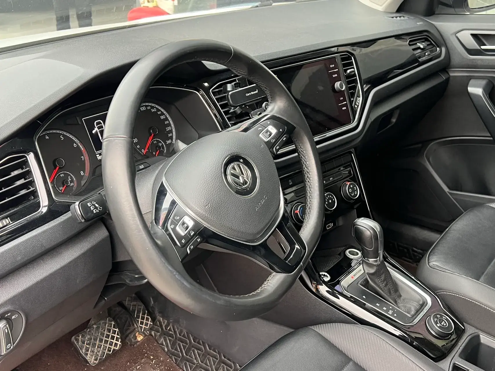 2018 VOLKSWAGEN T-ROC thumbnail 4