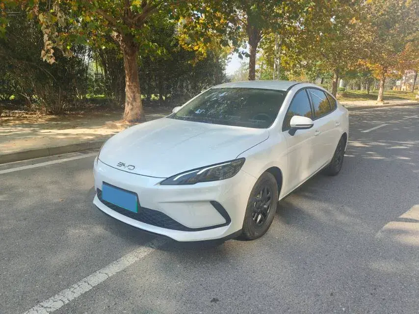 2025 BYD SEAL05 view 1