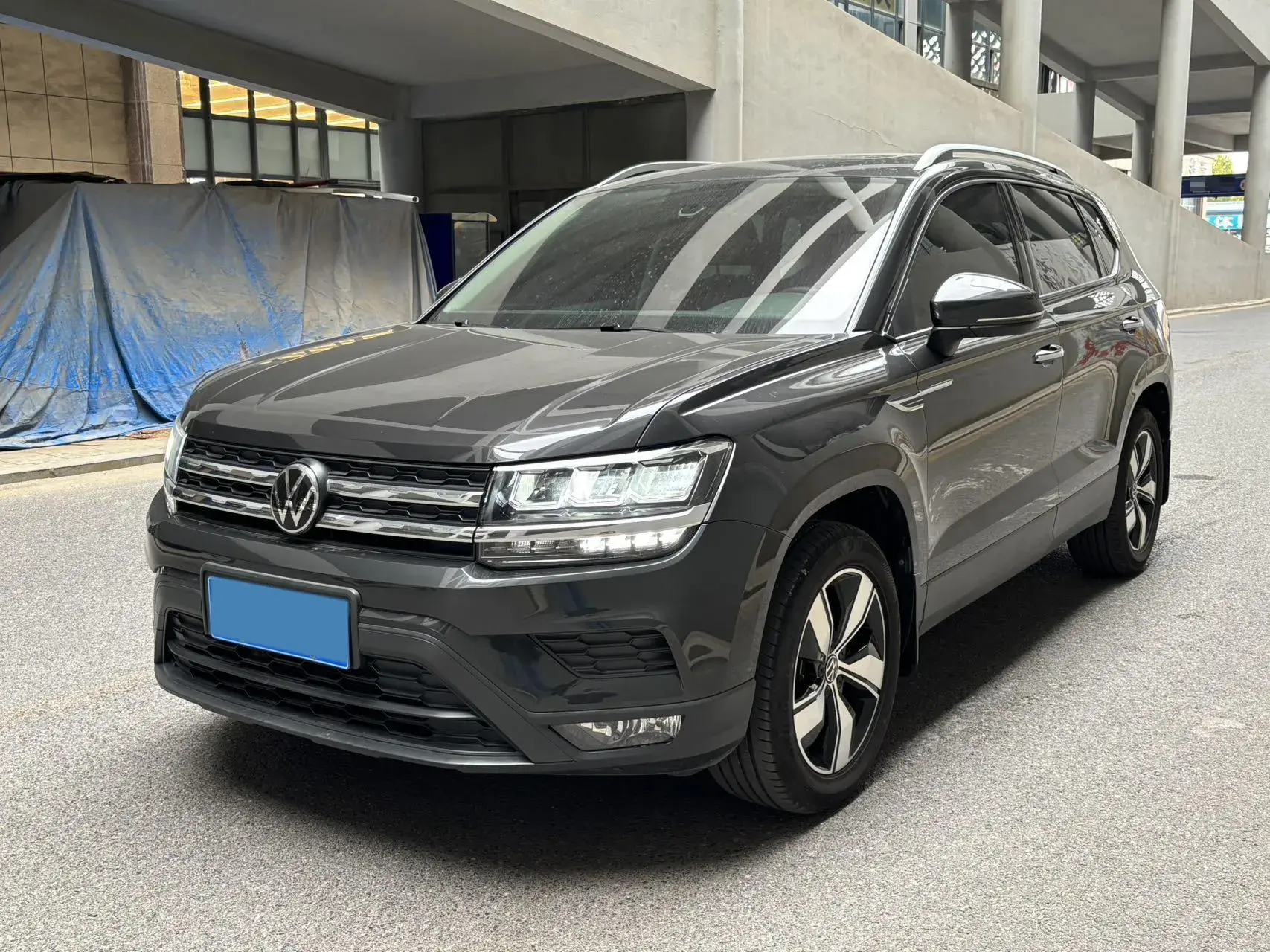 2021 VOLKSWAGEN THARU view 1