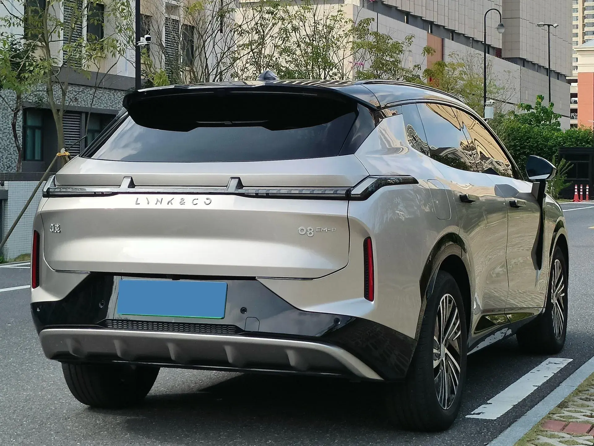 2023 LYNK&CO 08 thumbnail 3