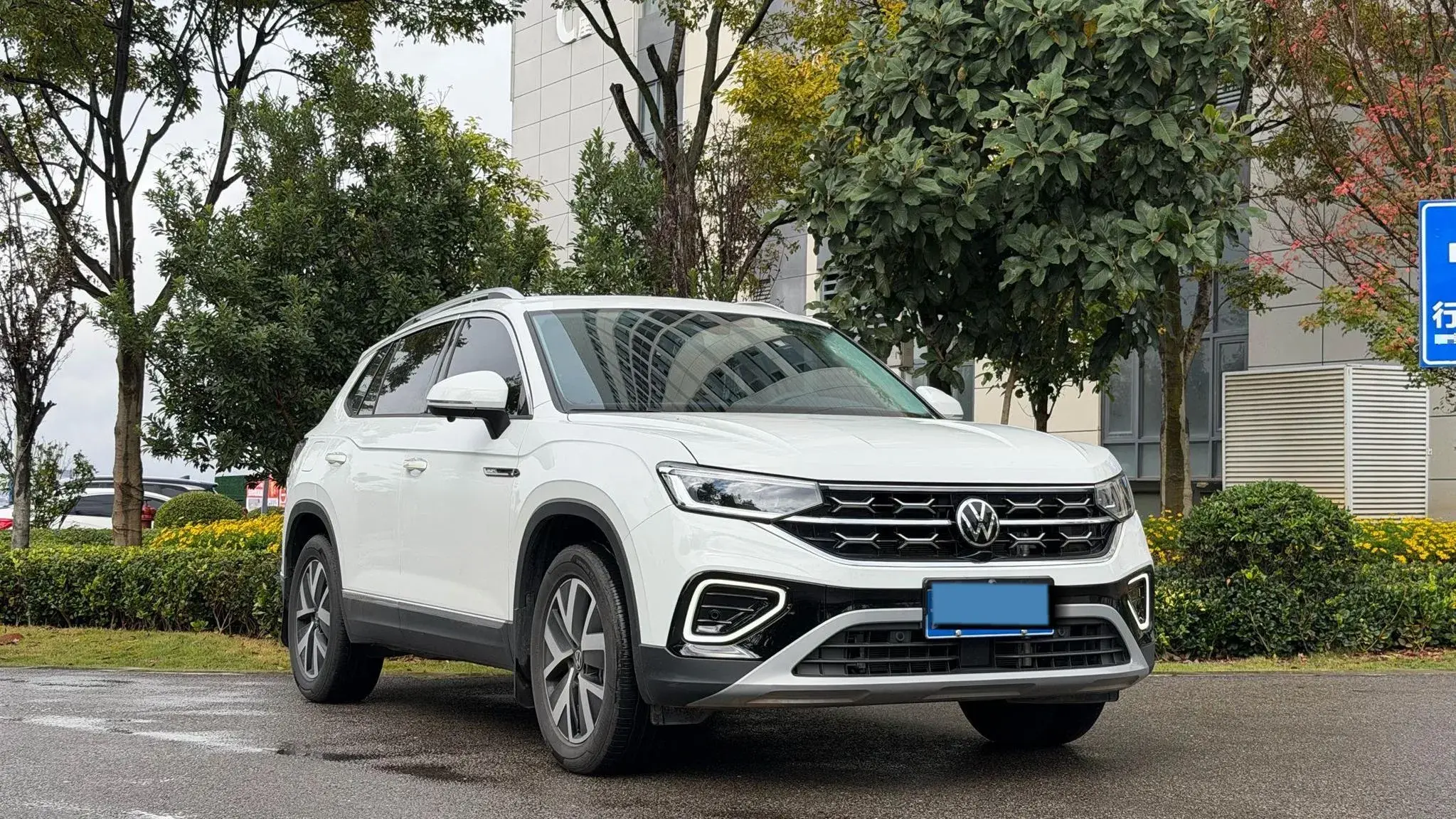 2024 VOLKSWAGEN TAYRON thumbnail 3