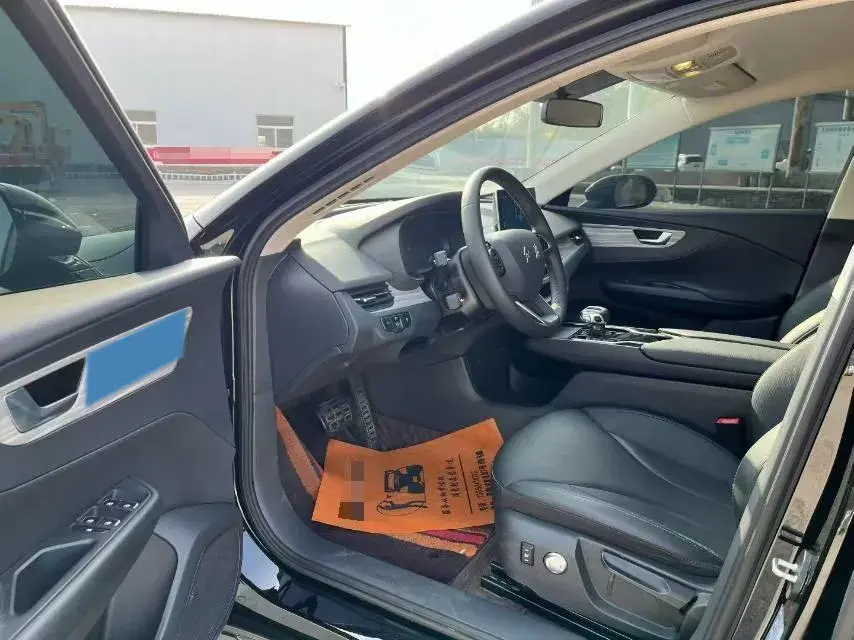 2024 HONGQI E-QM5 thumbnail 4