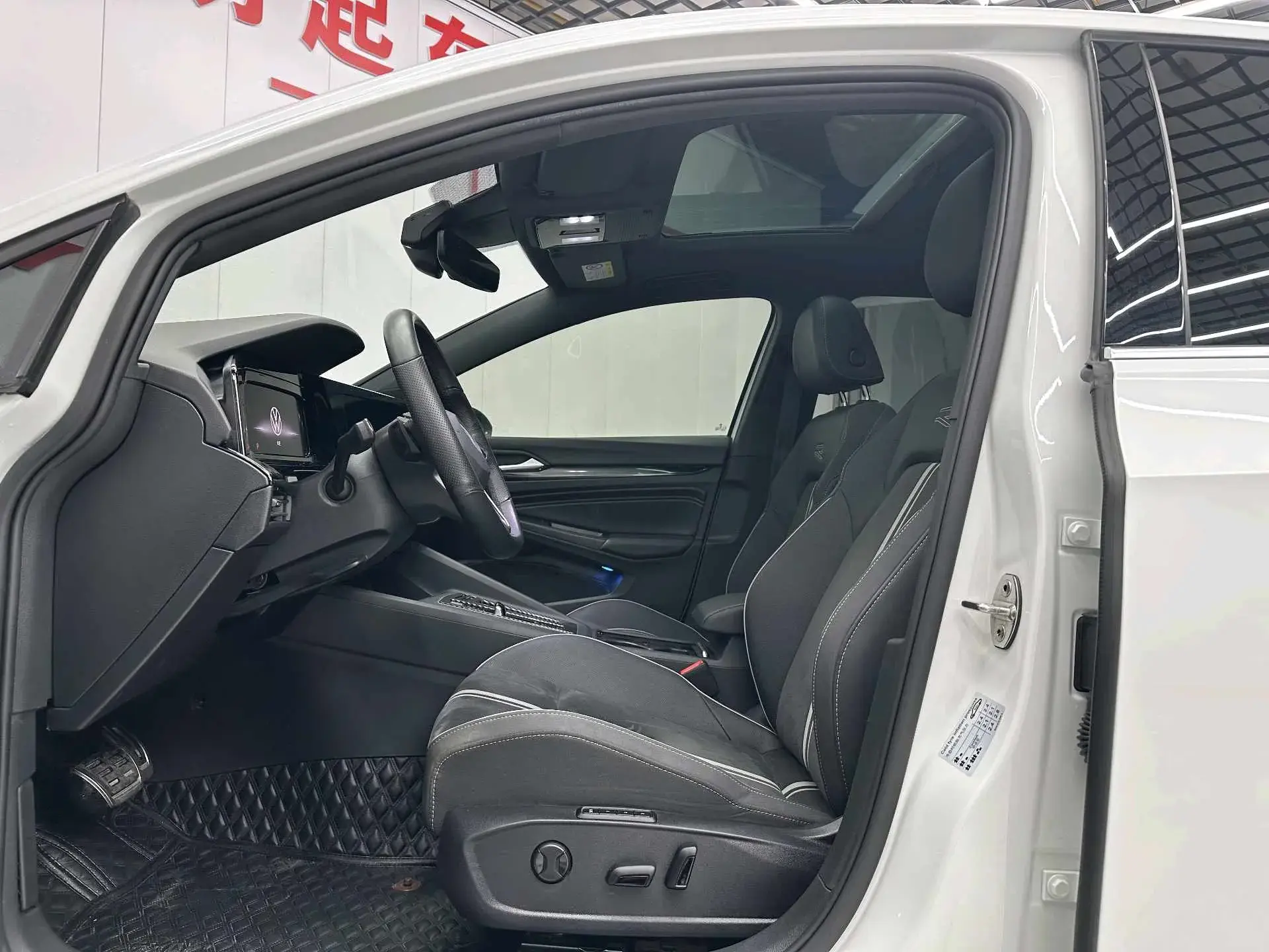 2021 VOLKSWAGEN GOLF thumbnail 4