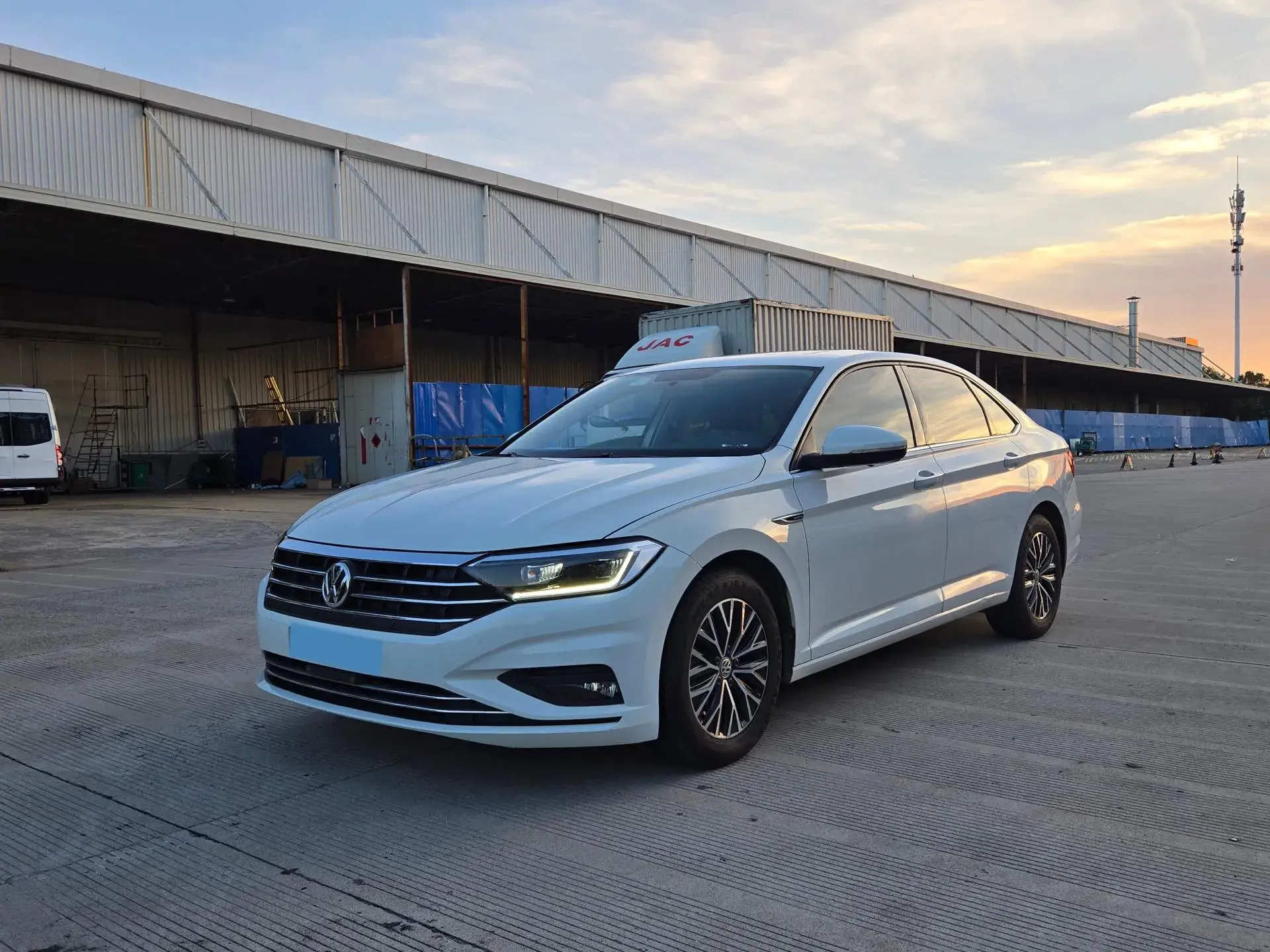 2021 VOLKSWAGEN SAGITAR view 1