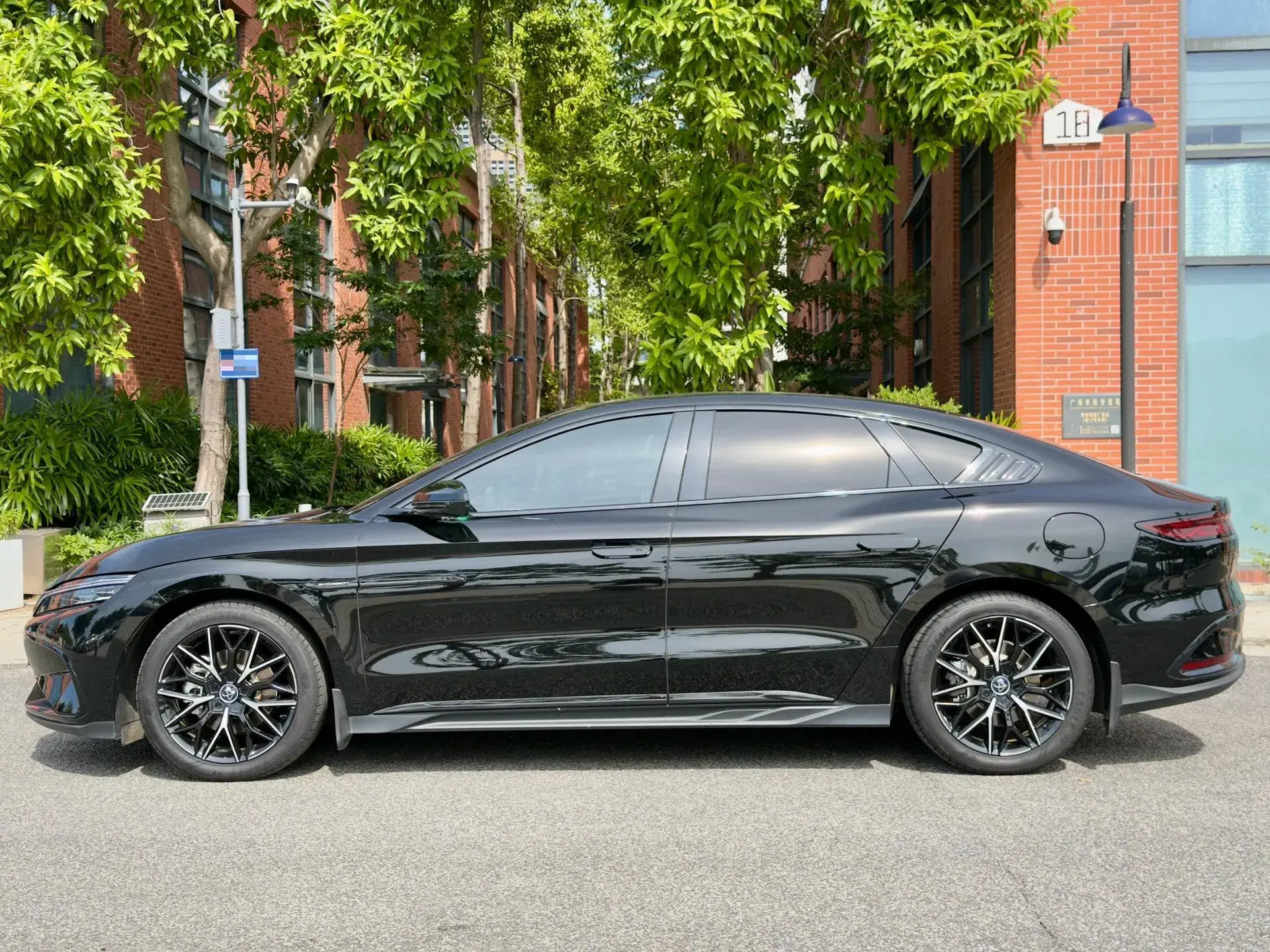 2025 BYD HAN thumbnail 2