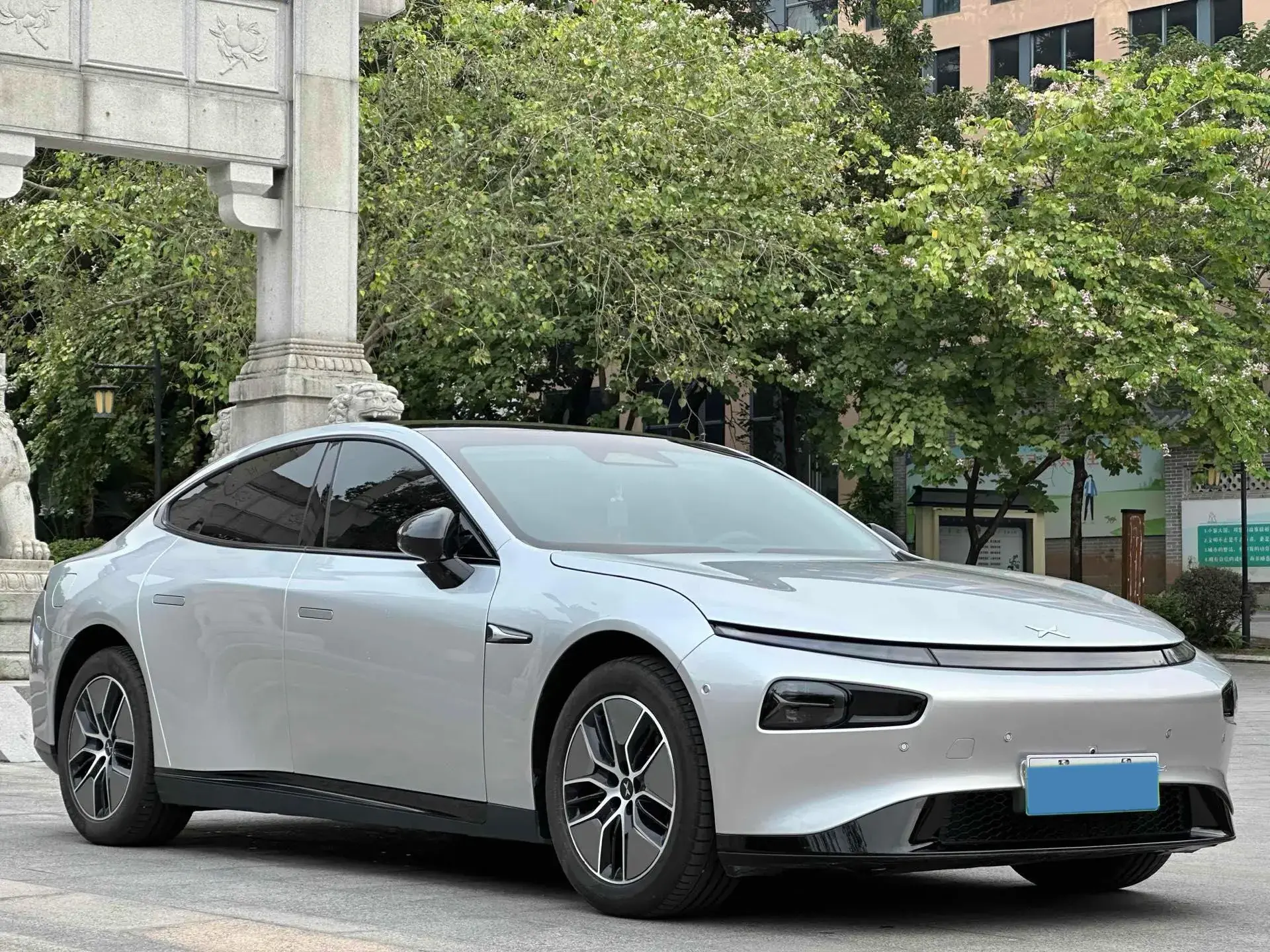 2023 XPENG P7 thumbnail 3