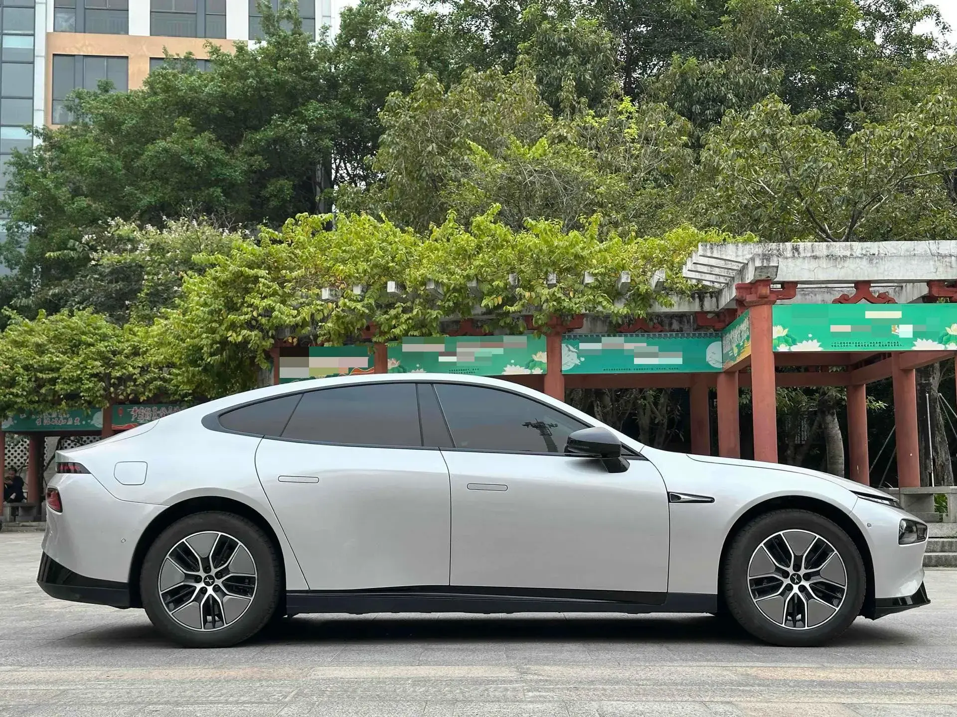 2023 XPENG P7 thumbnail 4