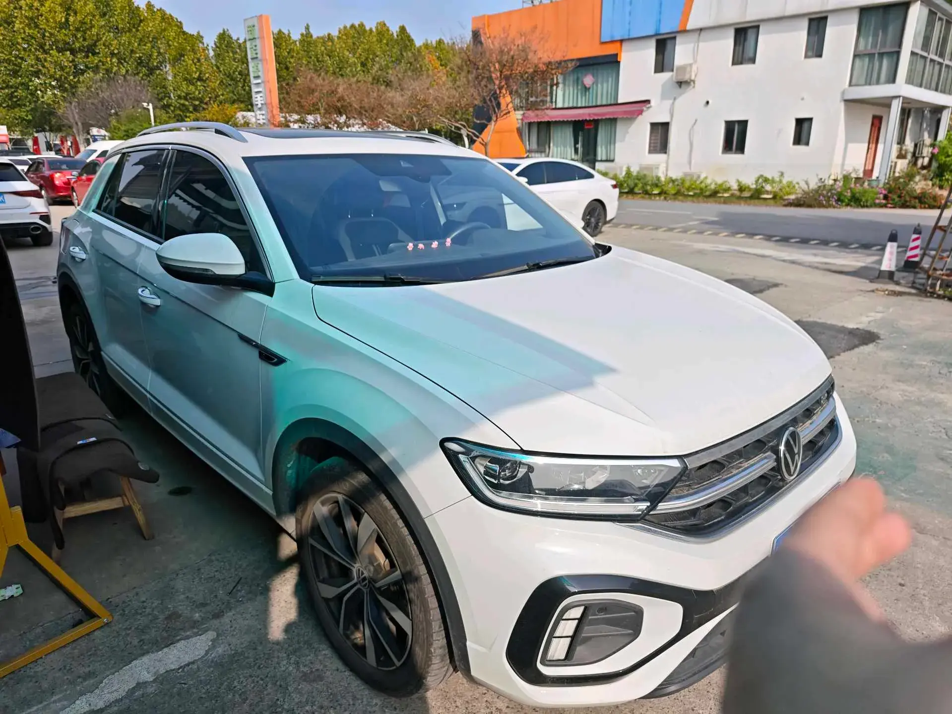 2024 VOLKSWAGEN T-ROC thumbnail 3