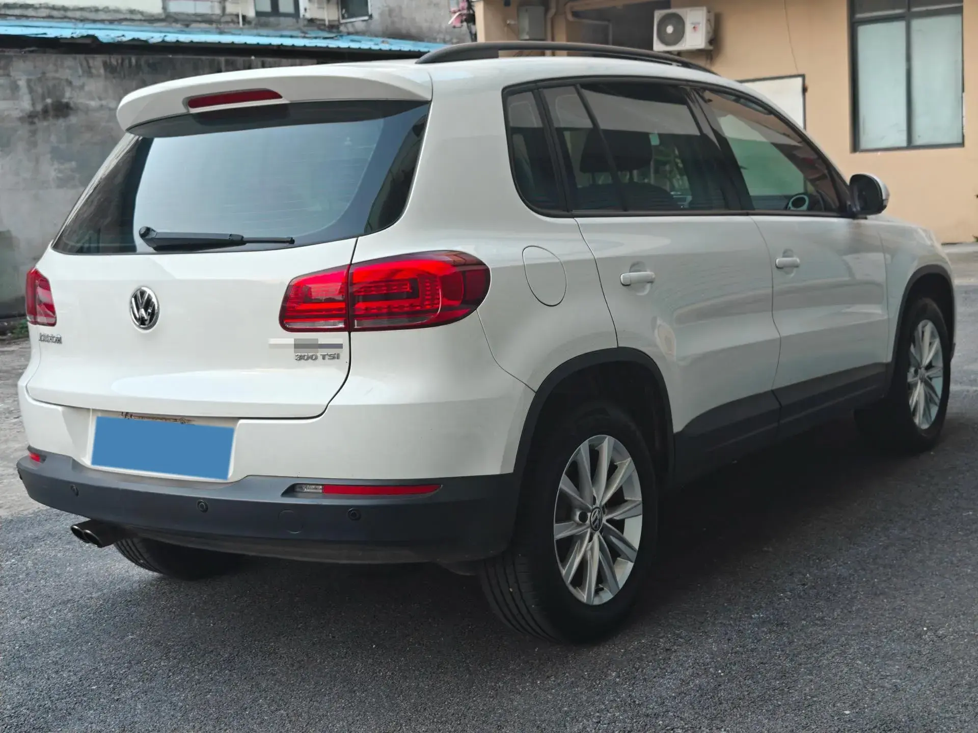 2017 VOLKSWAGEN TIGUAN thumbnail 4