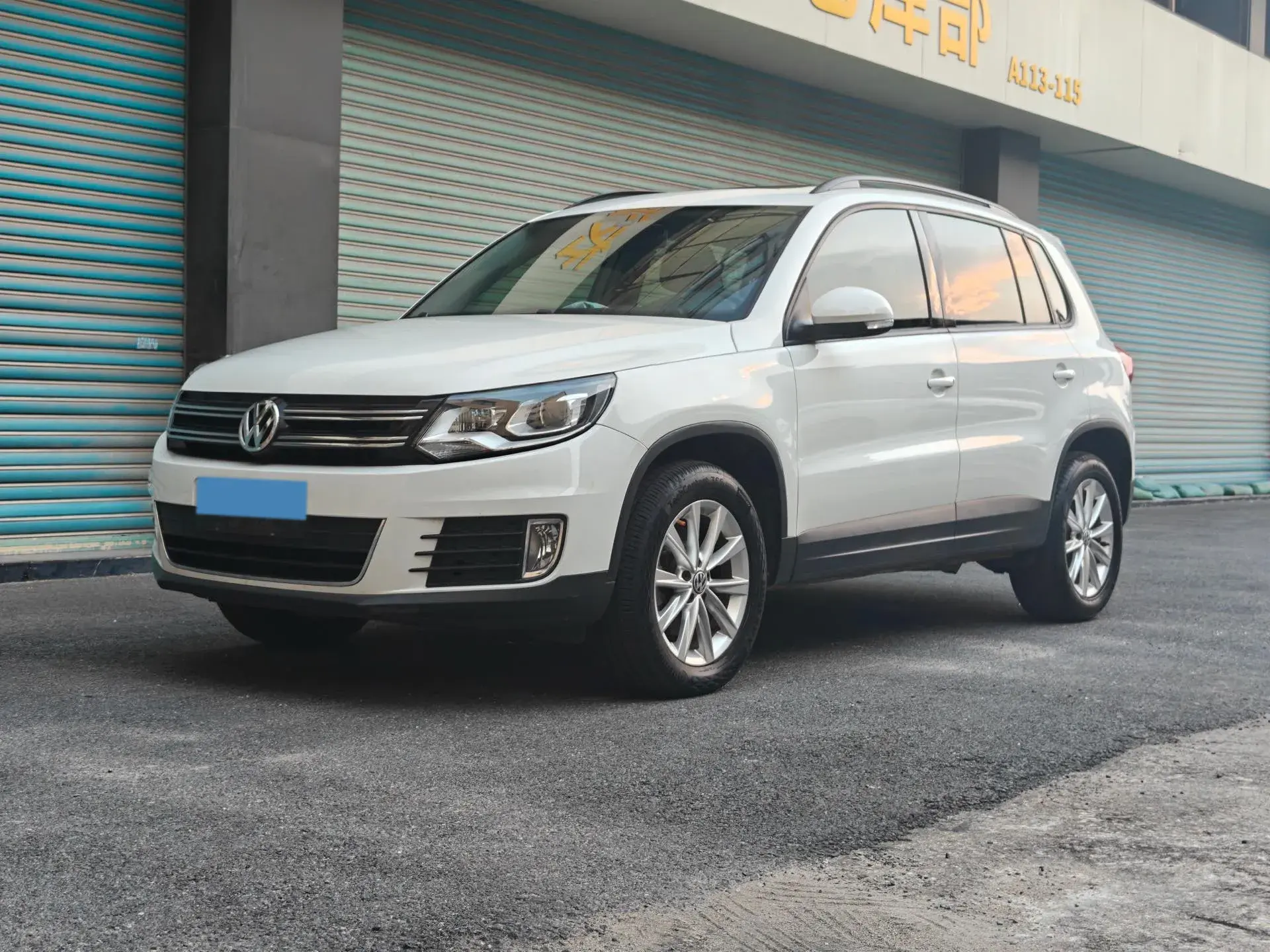 2017 VOLKSWAGEN TIGUAN view 1