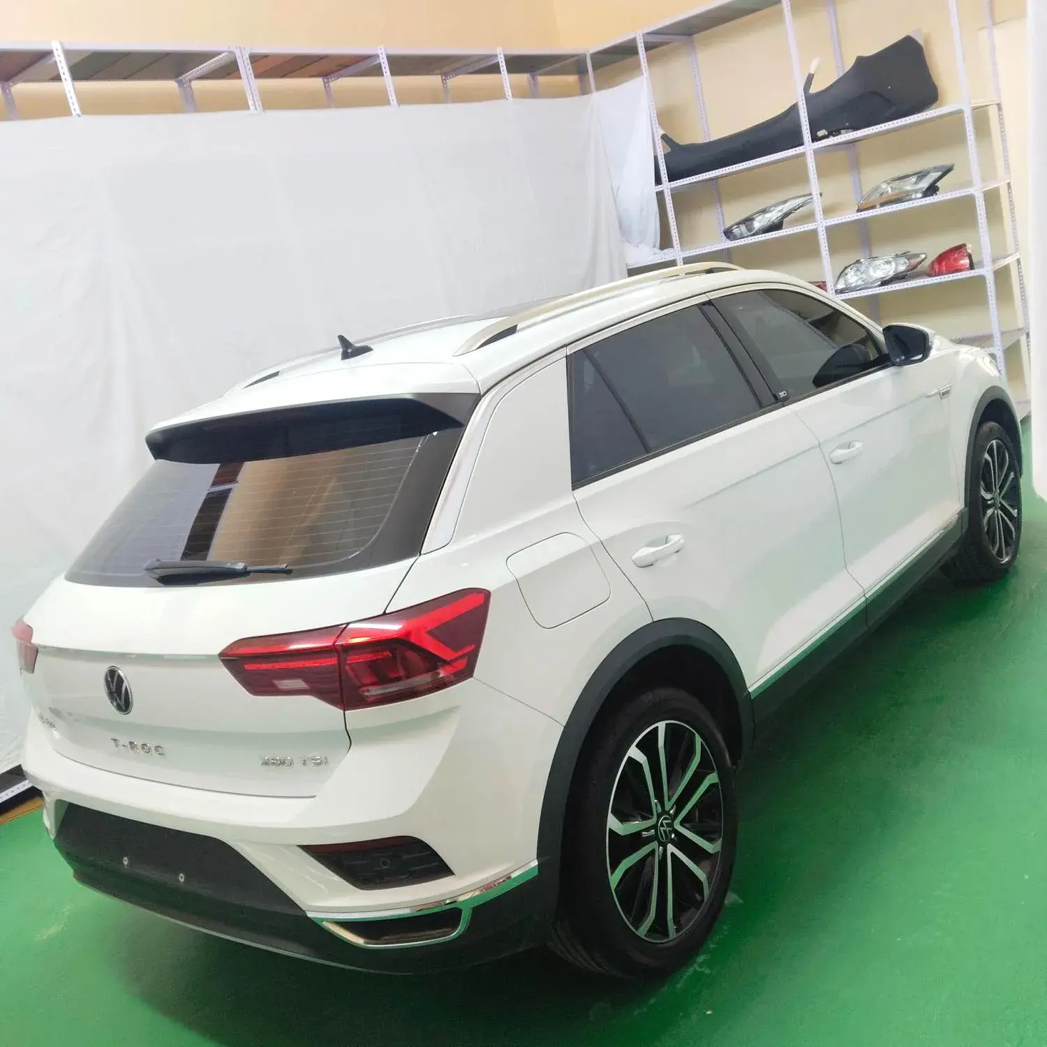 2021 VOLKSWAGEN T-ROC thumbnail 4