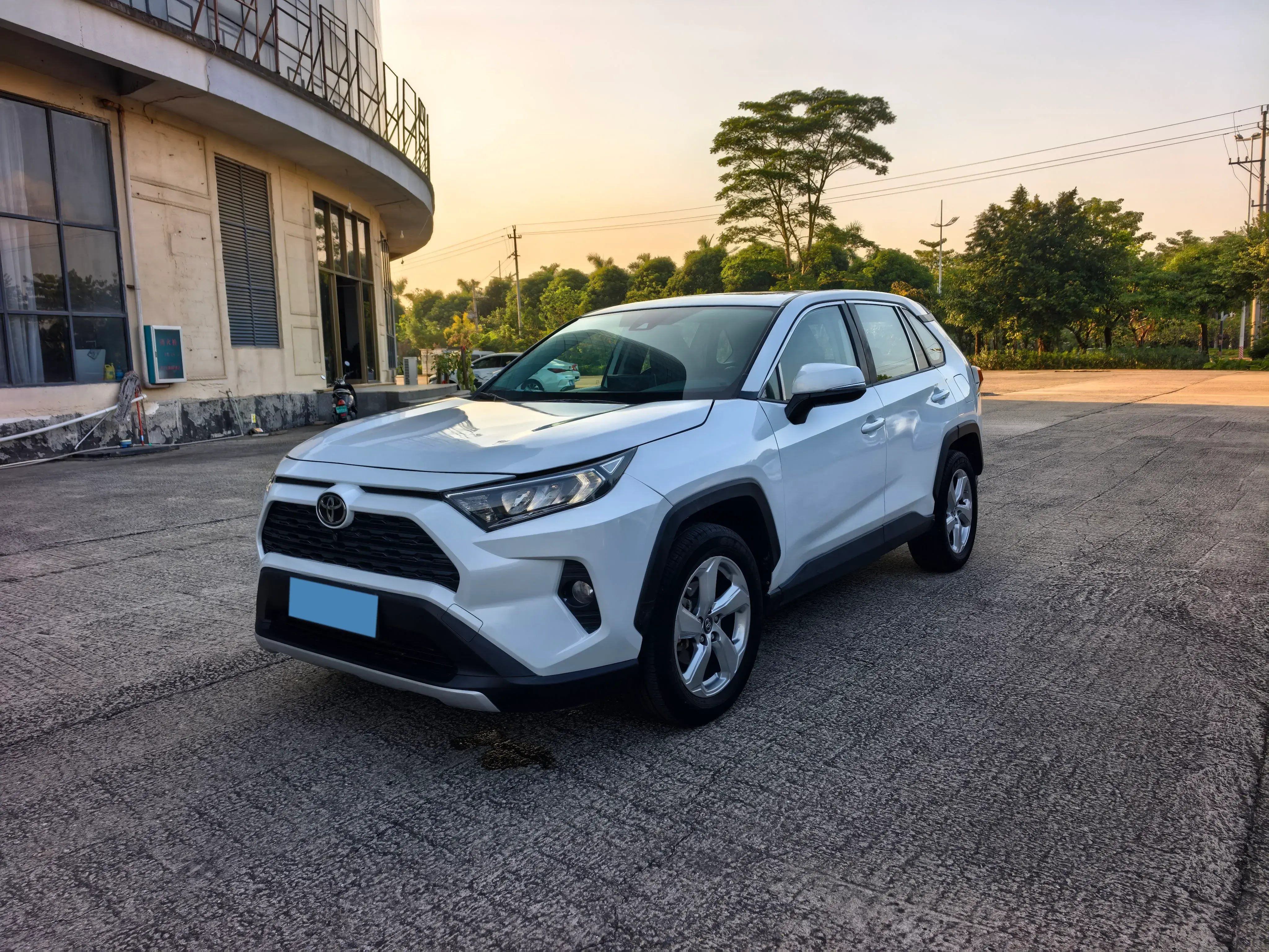 2022 TOYOTA RAV4 view 1