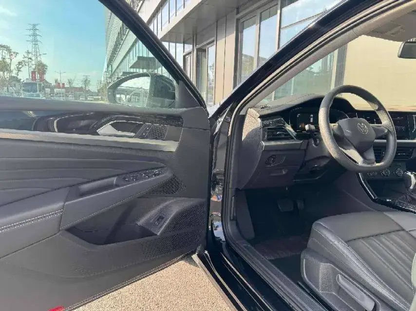 2022 VOLKSWAGEN PASSAT thumbnail 3