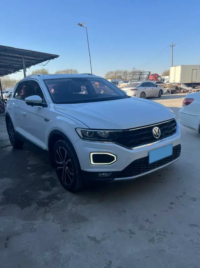 2021 VOLKSWAGEN T-ROC thumbnail 4
