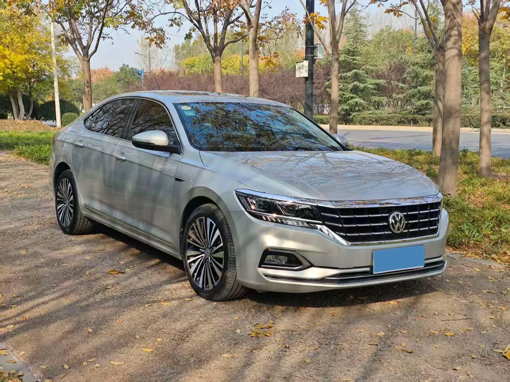 2019 VOLKSWAGEN PASSAT thumbnail 3