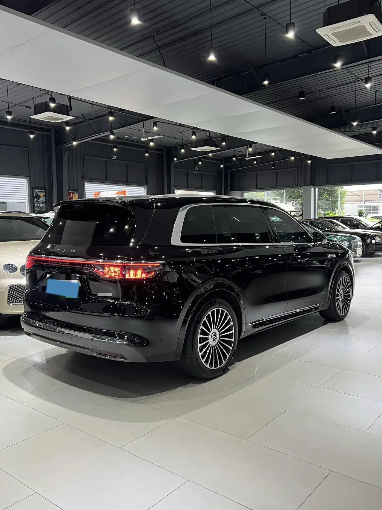 2025 AITO AITO thumbnail 3