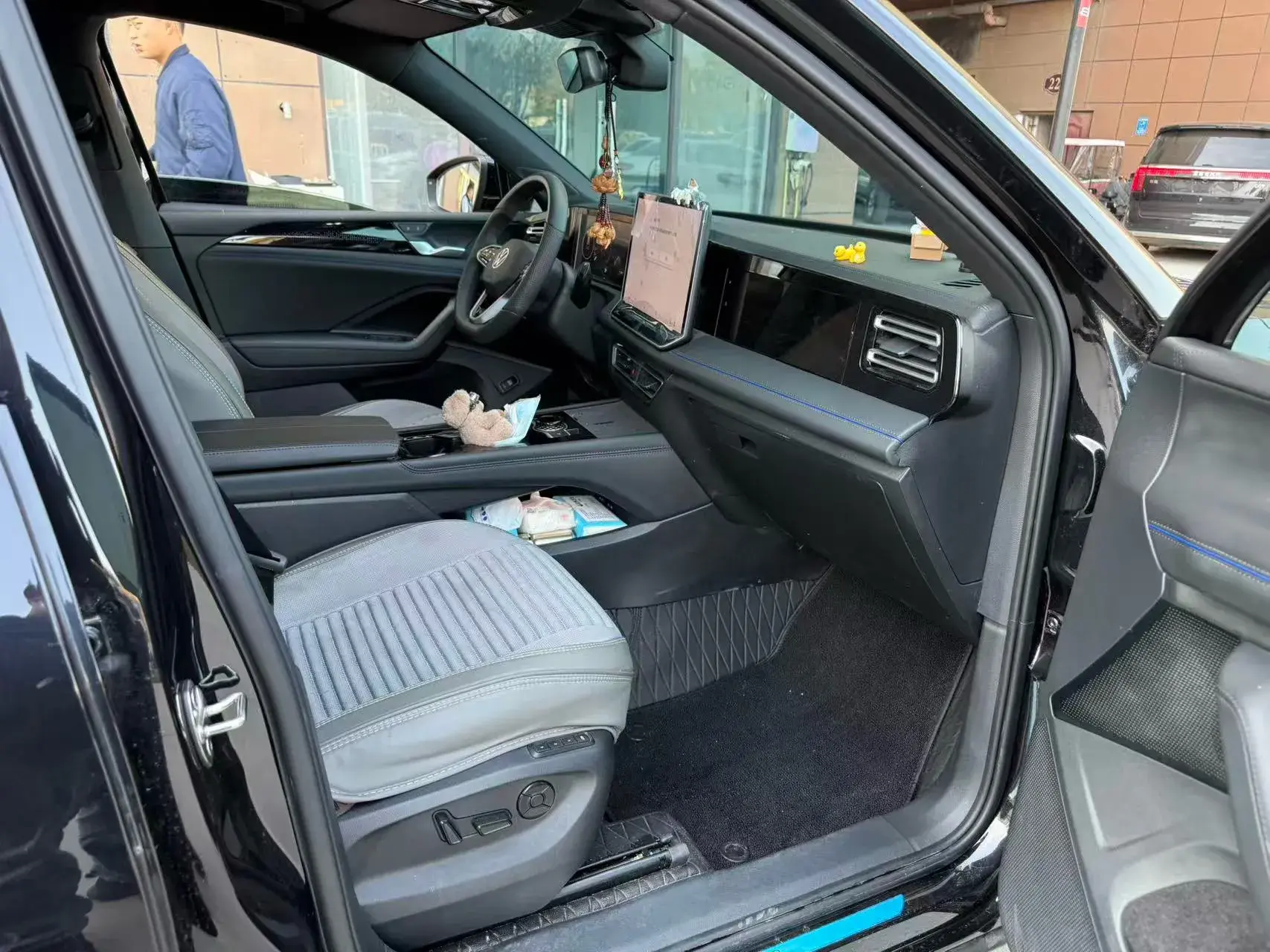 2024 VOLKSWAGEN TIGUAN thumbnail 3