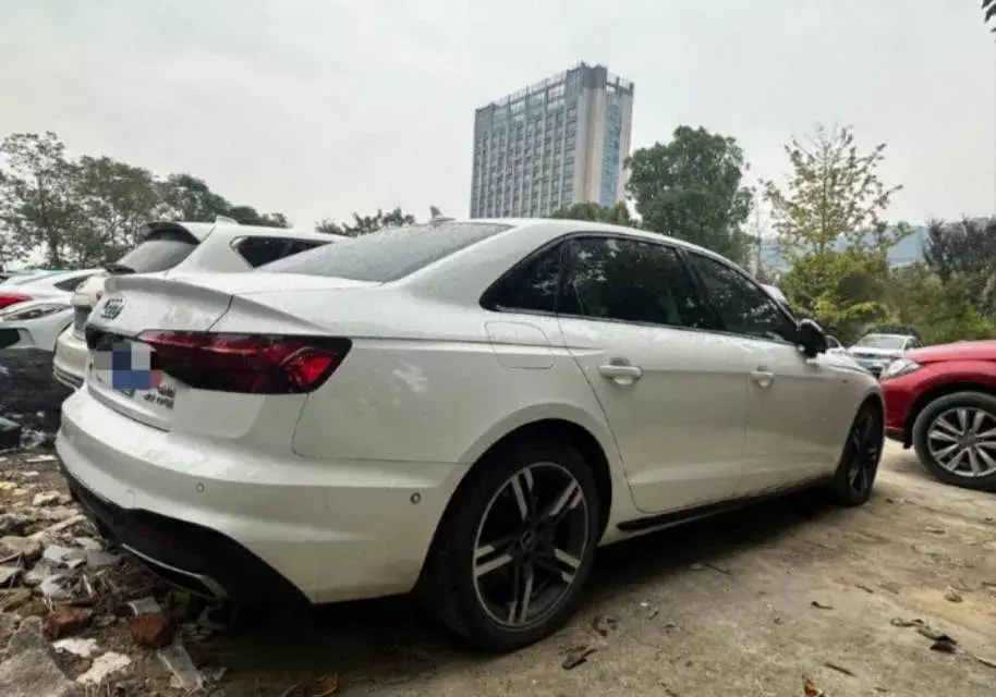 2022 AUDI A4L thumbnail 2