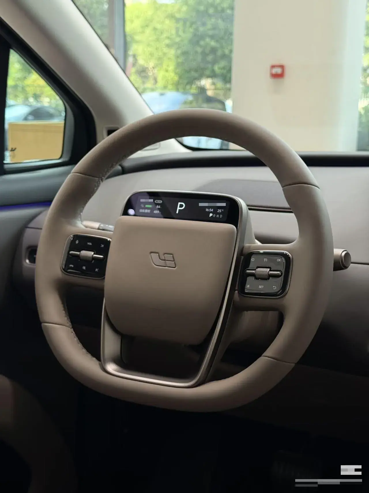 2025 LI I8 thumbnail 4