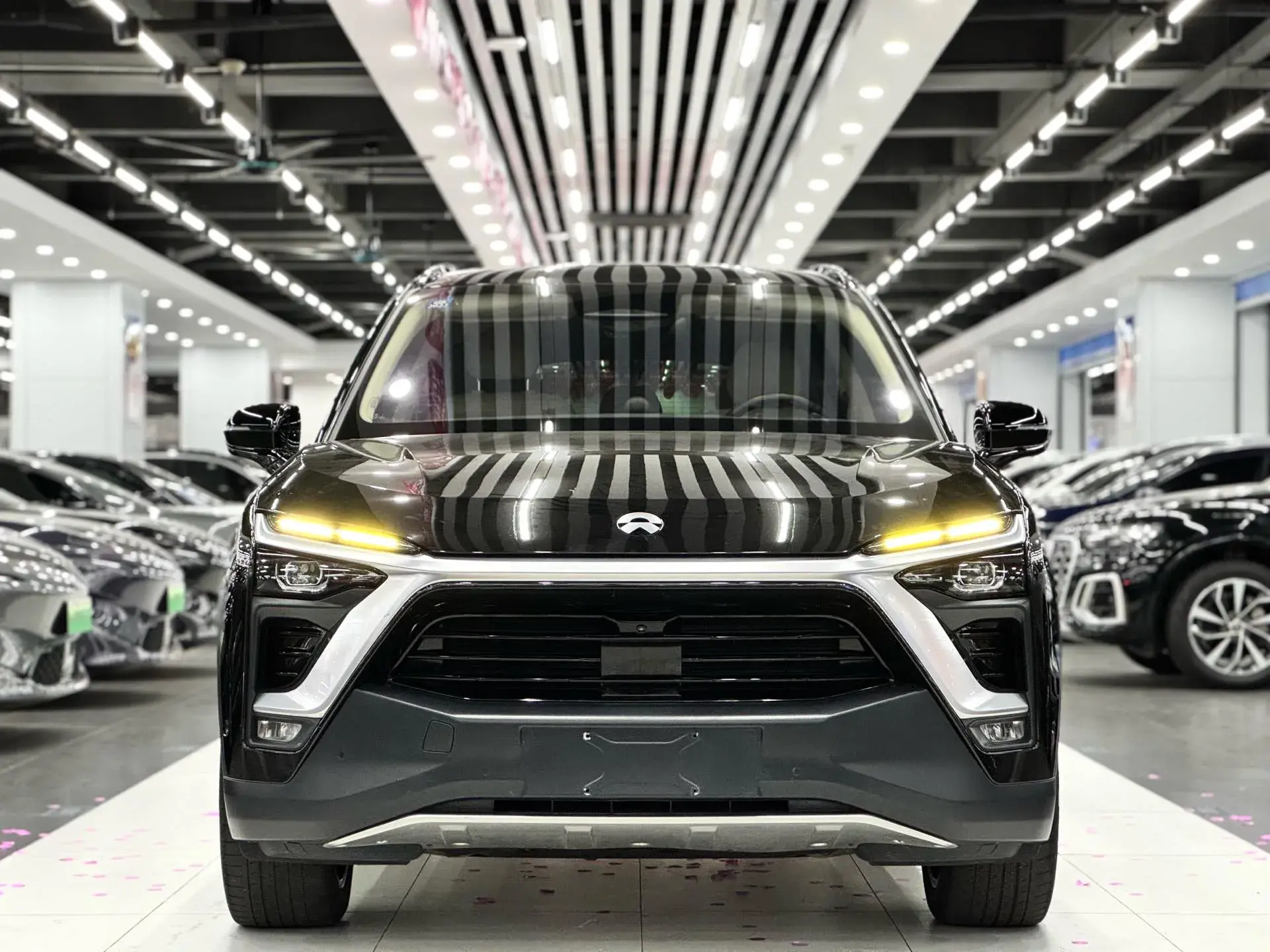 2018 NIO ES8 thumbnail 3