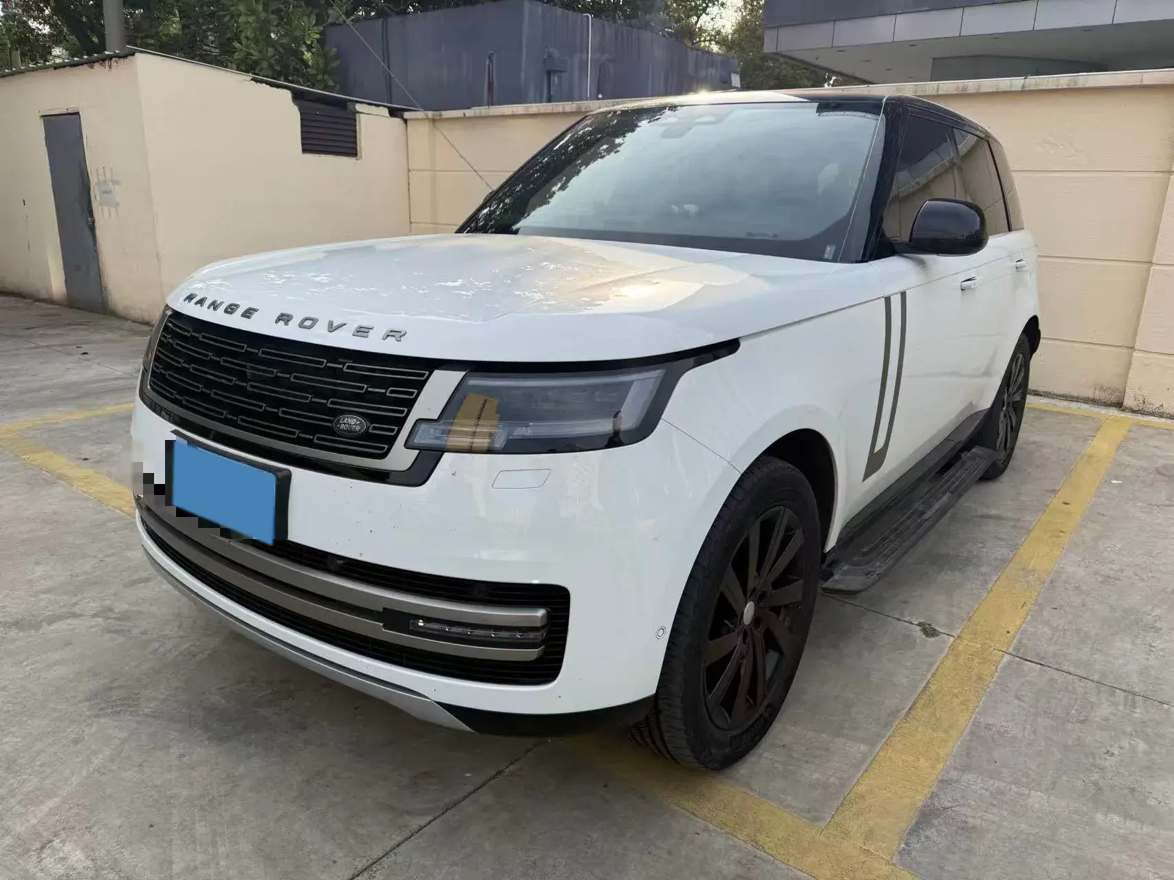 2023 LAND ROVER view 1