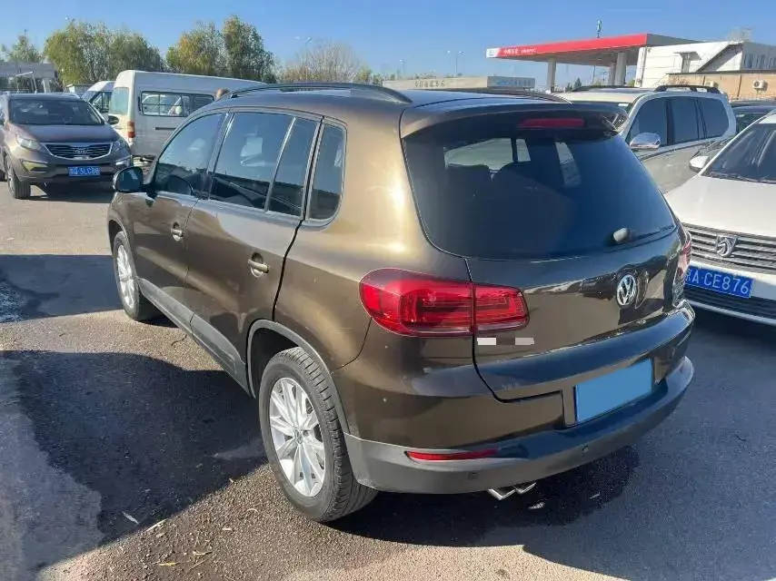 2017 VOLKSWAGEN TIGUAN thumbnail 2