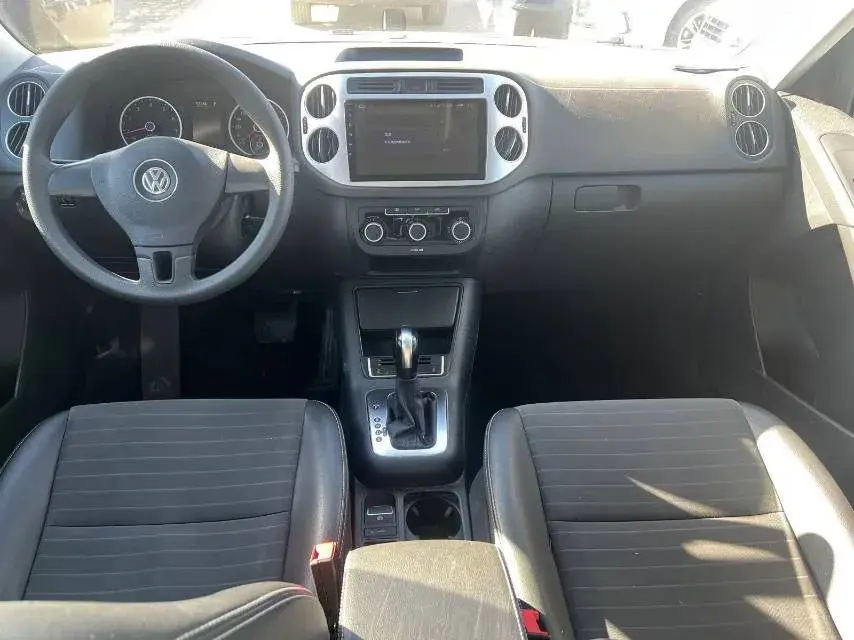 2017 VOLKSWAGEN TIGUAN thumbnail 4