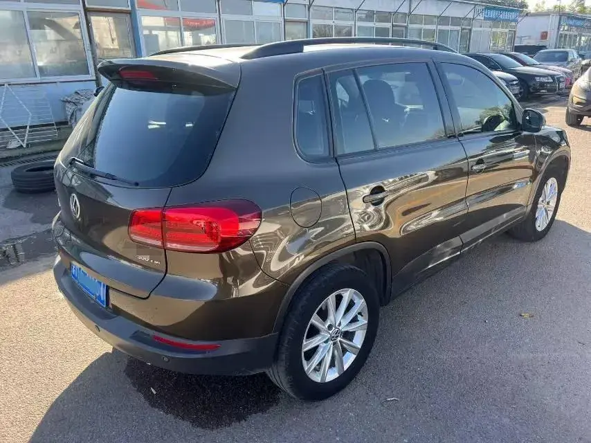 2017 VOLKSWAGEN TIGUAN thumbnail 3