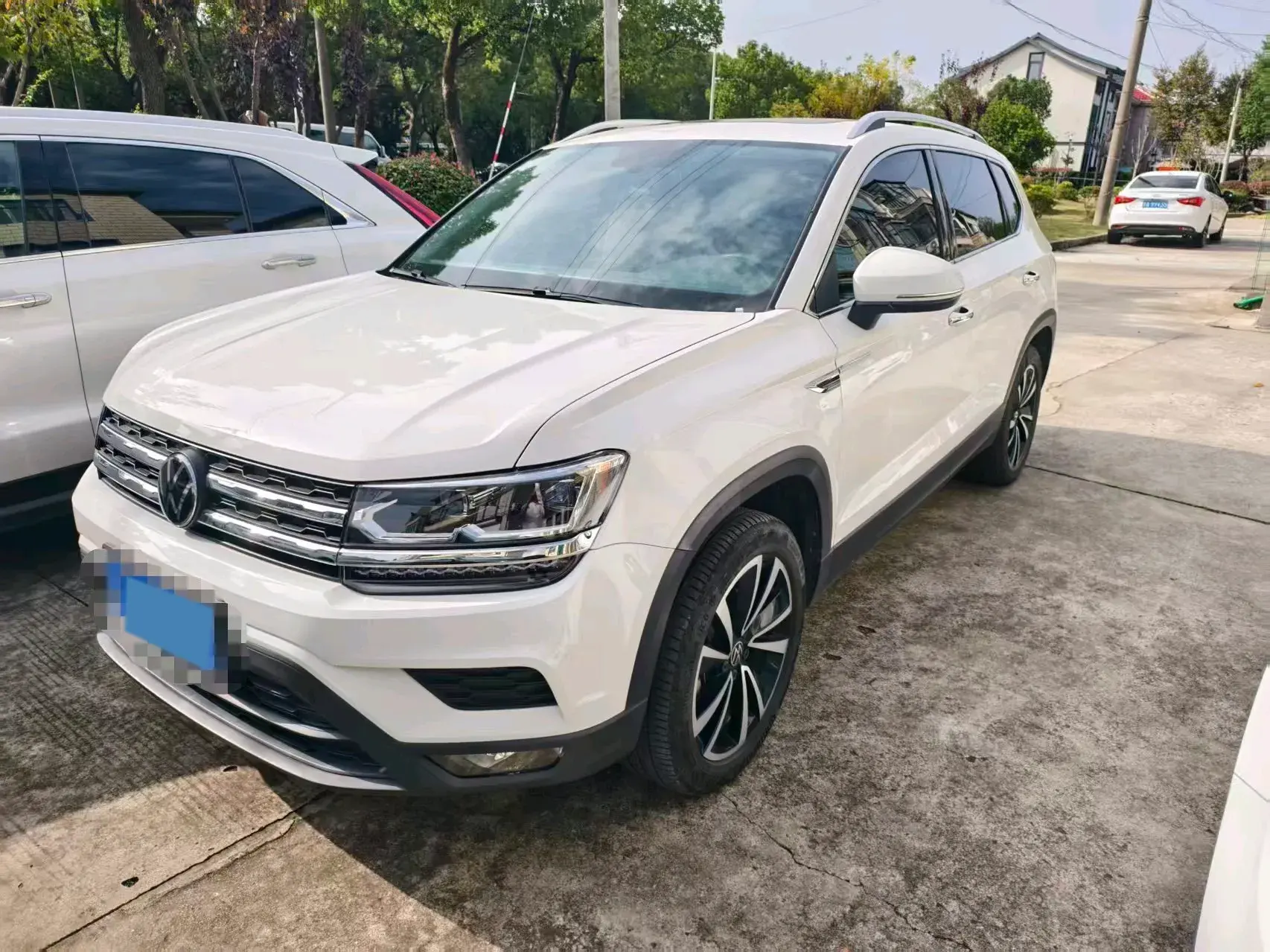 2021 VOLKSWAGEN THARU view 1