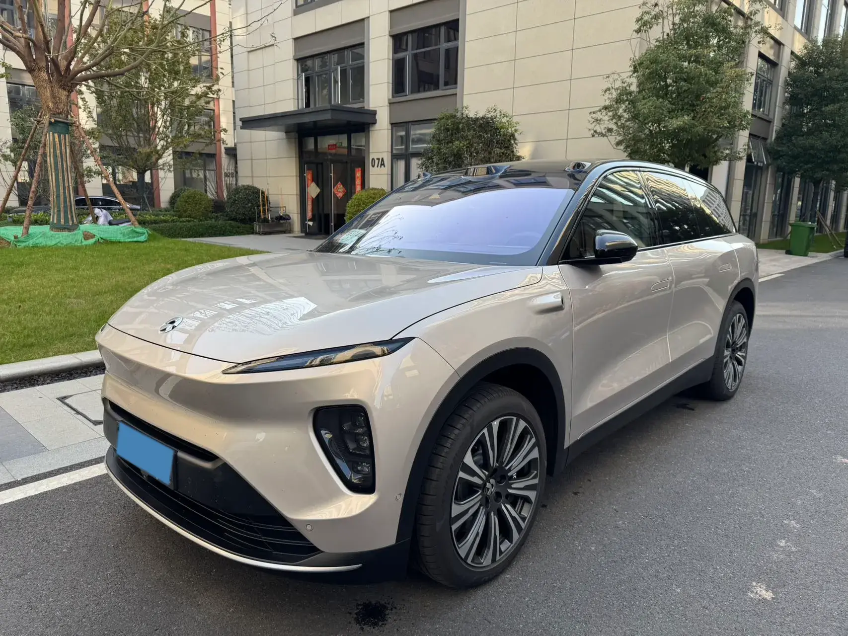 2024 NIO ES8 view 1