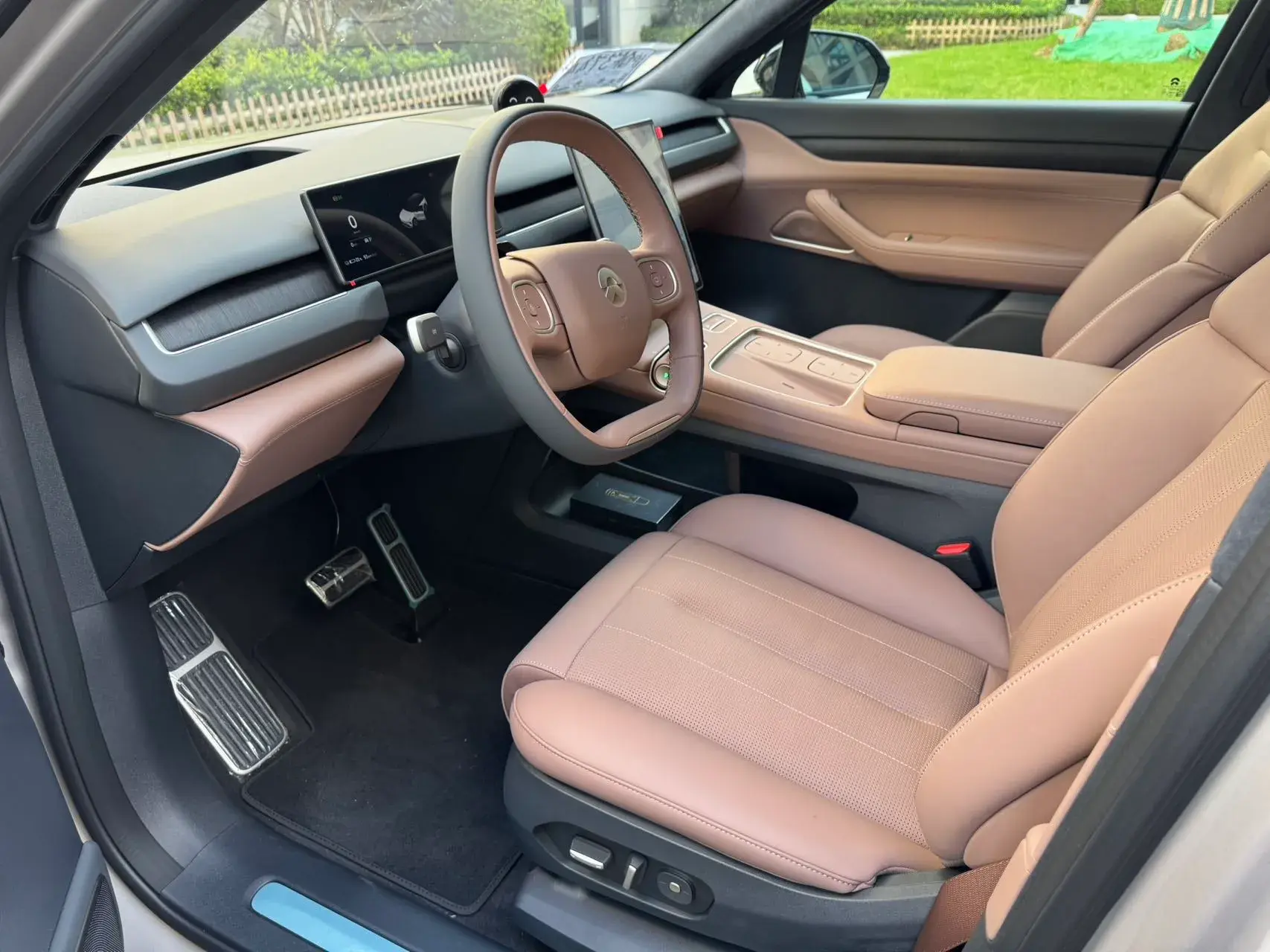 2024 NIO ES8 thumbnail 3