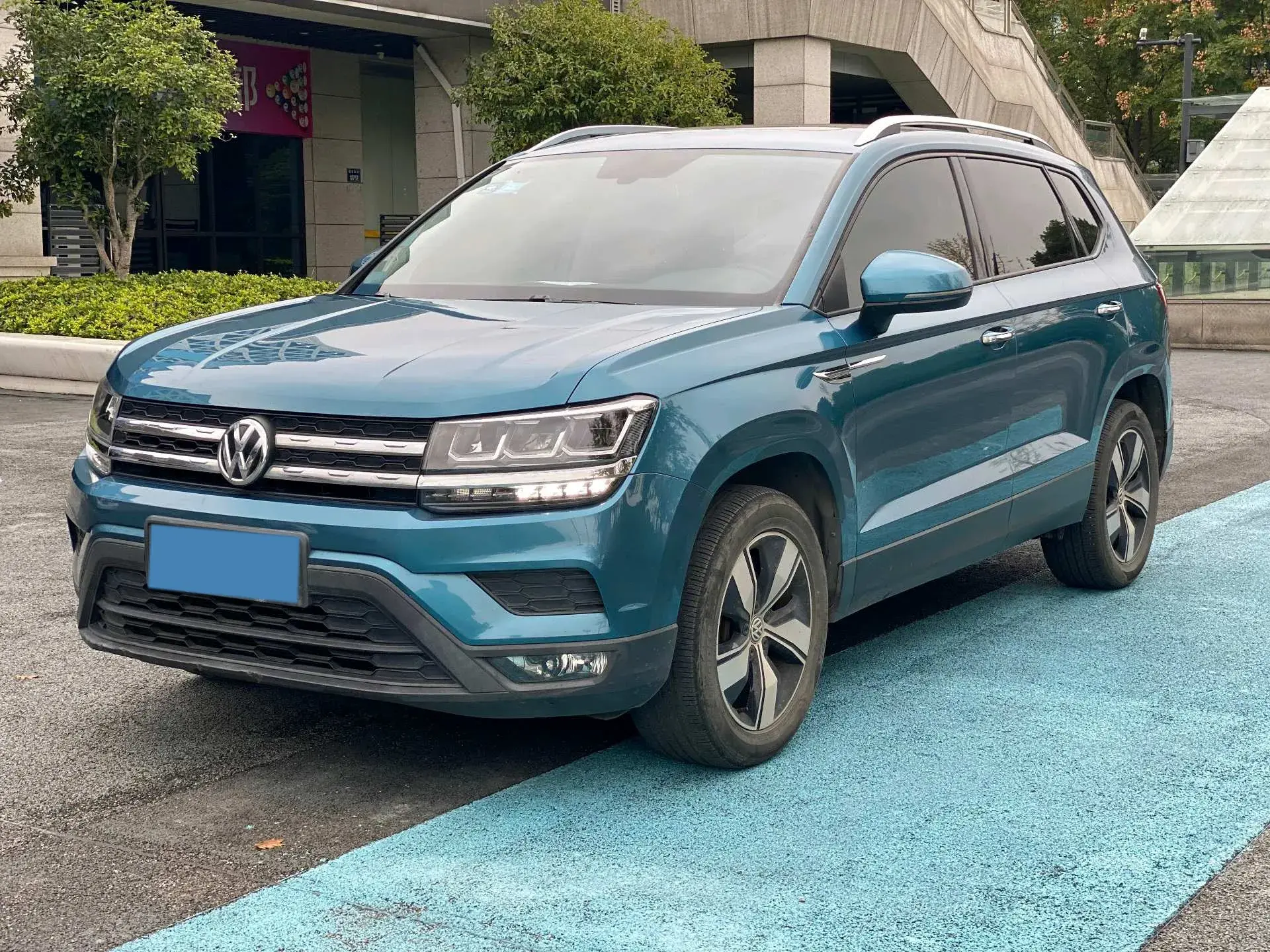 2020 VOLKSWAGEN THARU view 1