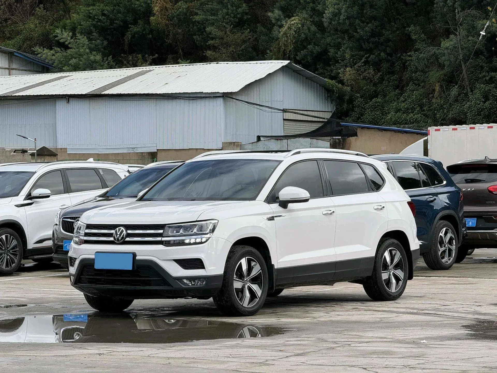 2022 VOLKSWAGEN THARU view 1