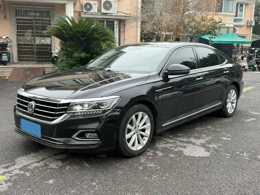 2019 VOLKSWAGEN PASSAT view 1