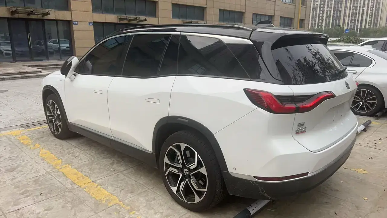 2020 NIO ES8 thumbnail 3